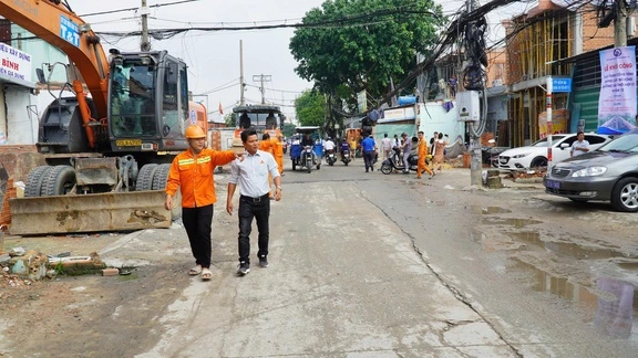 Hơn 1.300 tỉ đồng nâng cấp, mở rộng đường Tân Thới Hiệp 21- Ảnh 2.Tuyến đường Tân Thới Hiệp 21 hiện đã xuống cấp nghiêm trọng ẢNH: ĐÌNH SƠN